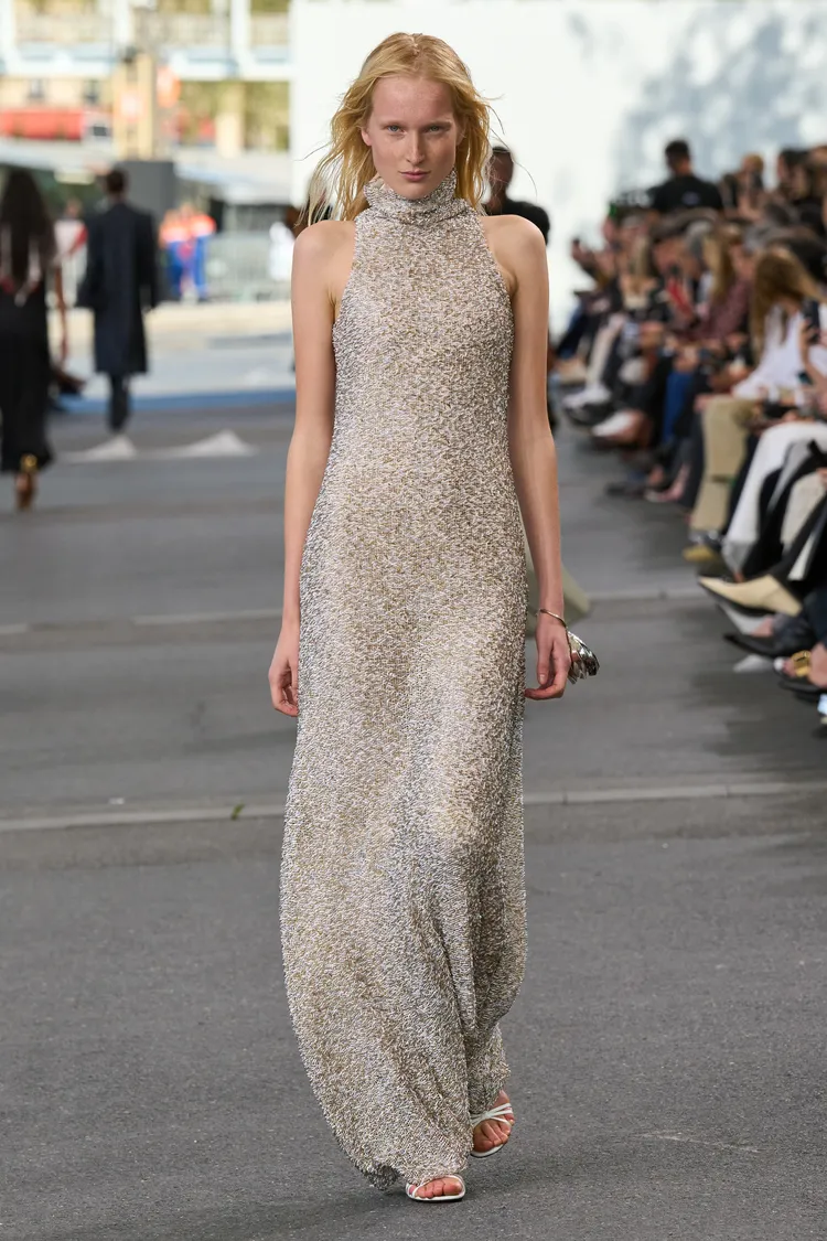 無袖高領連身裙上的小亮珠讓人聯想到雄蕊。品牌提供