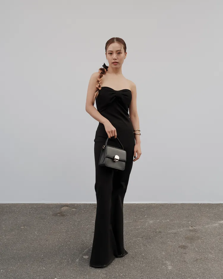 高旻示身穿黑色坑條連身褲。品牌提供