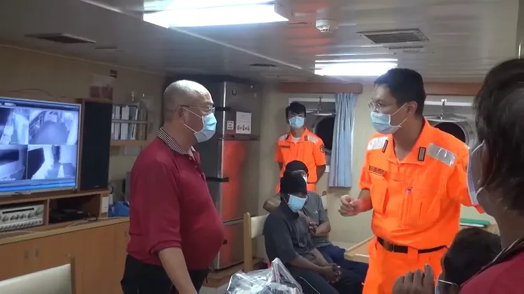 宜蘭艦長關心船長。翻攝畫面