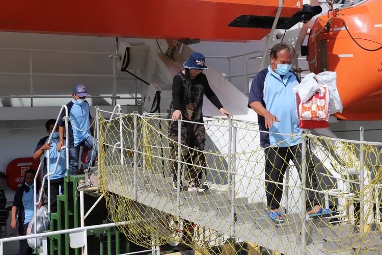 「旭承輝」漁船遇險船員，今返抵臺北港碼頭。翻攝畫面