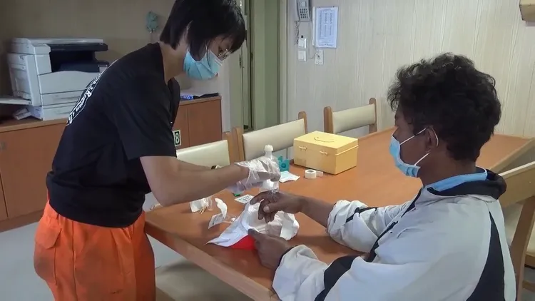 Emt2同仁協助船員包紮。翻攝畫面