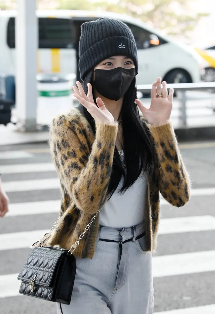 Jisoo搶先背上DIOR 10月中才要上市的Cruise早春度假系列Miss Dior包。品牌提供