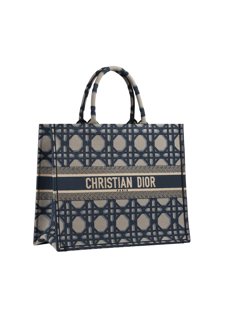 Book Tote藍色大型籐格紋刺繡大型托特包，10萬5000元。品牌提供