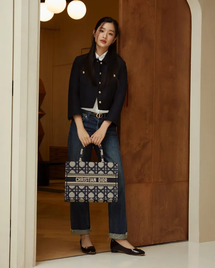 泰國「杉菜」Tontawan Tantivejakul日前剛成為DIOR泰國時尚與珠寶大使，她的機場look選搭Book Tote藍色大型籐格紋刺繡托特包。品牌提供