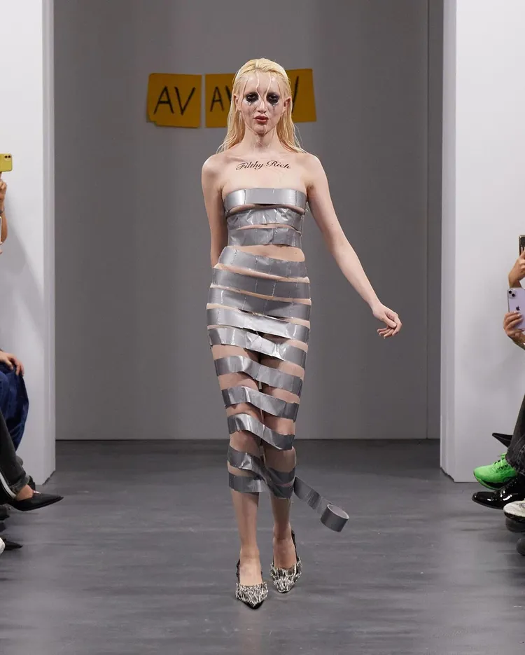 Model身上胡亂纏滿了膠帶就登場。翻攝avavav IG