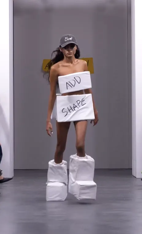 這套服裝上直接寫了「添加形狀」，呈現來不及設計的急迫感。翻攝avavav IG
