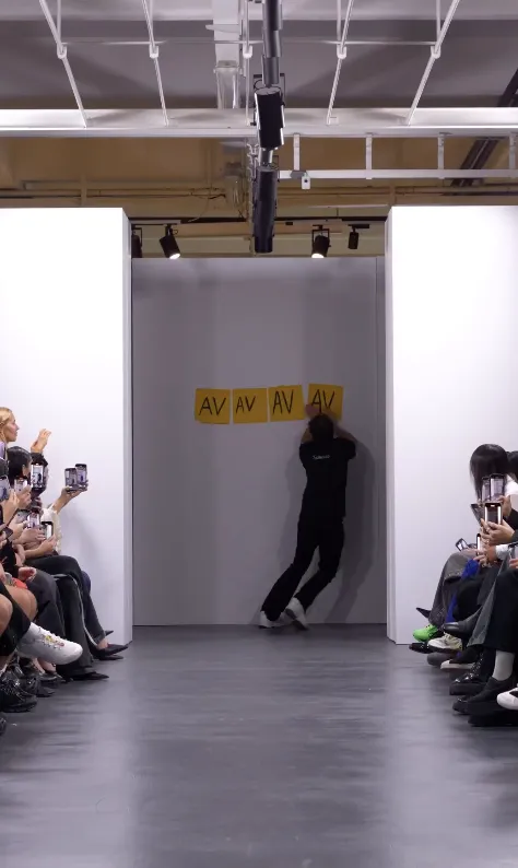 大秀之始工作人隨便用便利貼貼出品牌名。翻攝avavav IG