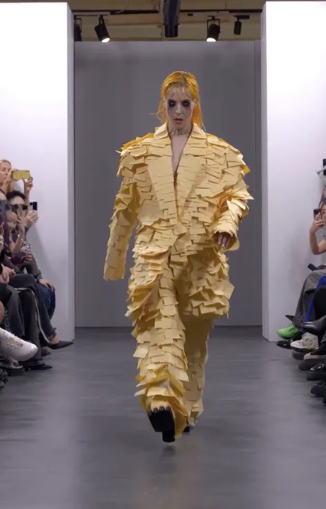 壓軸的Model身上的西裝由便利貼組成。翻攝avavav IG