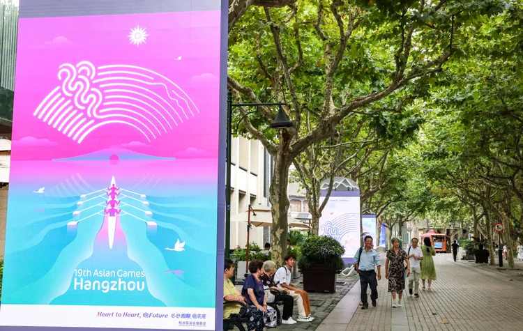 杭州街頭的亞運看板。新華社