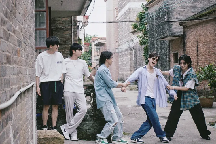 ALL IN 5在人生地不熟的廣州展開同居生活已破100天。必應創造提供