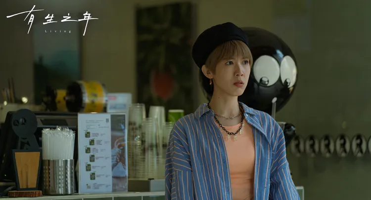 孫可芳劇中被封為「紅茶冰女神」， 是謝展榮網路交友的暗戀對象。八大提供