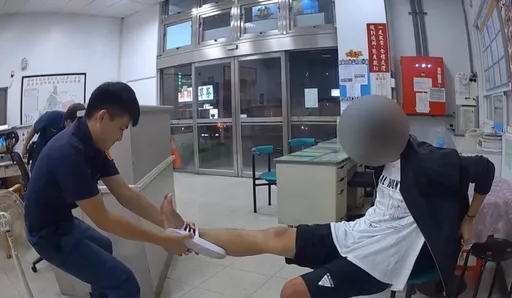 尷尬片｜高中生拖鞋滑進小腿！拐進派出所求救　員警出大絕甩束縛