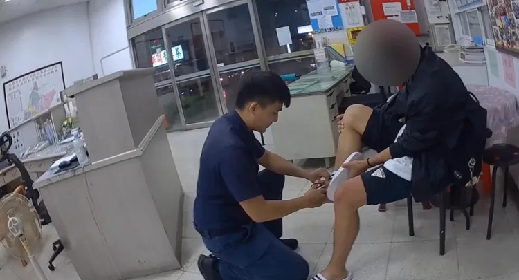 警方最後出大絕，助學生擺脫拖鞋束縛。警方提供