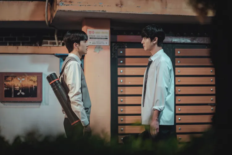 安孝燮（右）因為個性怕生，需要花時間拉近距離，坦言姜勳的笑容融化了他。Netflix提供