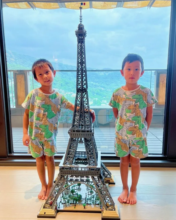 關穎發出兒子與樂高拼成的巴黎鐵塔的合照。翻攝關穎IG