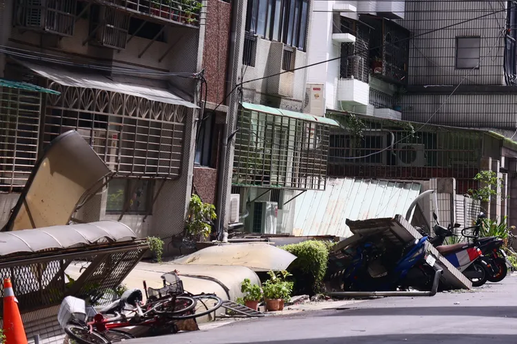 北市大直街94巷房屋下陷，一樓變地下室。彭欣偉攝