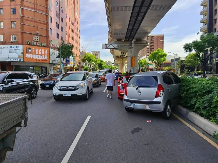 現代轎車衝上分隔島。民眾提供
