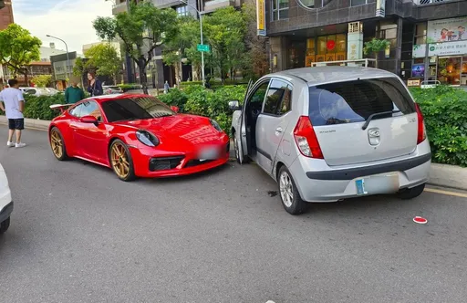 台中870萬保時捷疾駛！轎車被撞轉90度衝分隔島　誰的錯？網路掀論戰