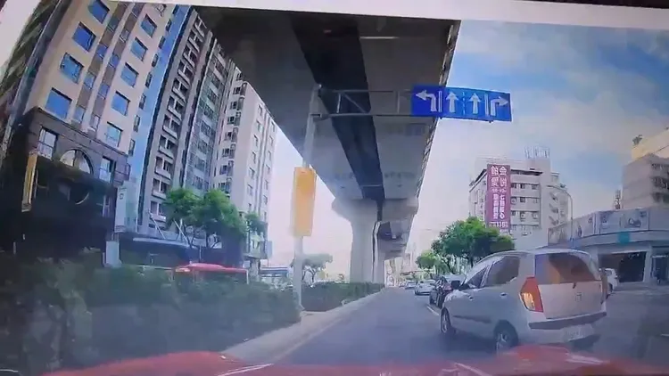 現代轎車連切2個車道，保時捷煞車不及撞上。翻攝臉書