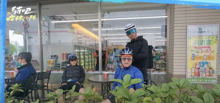 哈林（右）肩膀受傷，防護員幫忙按摩，卜學亮一旁使出激將法。 好看娛樂提供