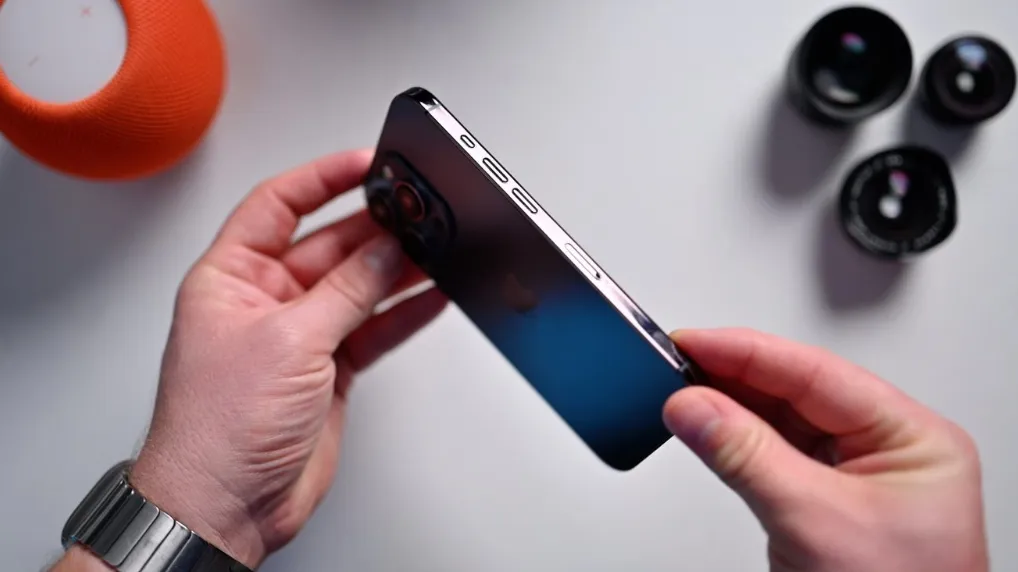 iPhone 15高階版側身設計。照片來源AppleInsider