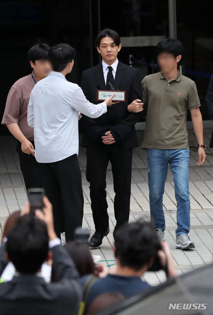 劉亞仁今天開完羈押庭後，雙手被綁上捕繩。翻攝NEWSIS