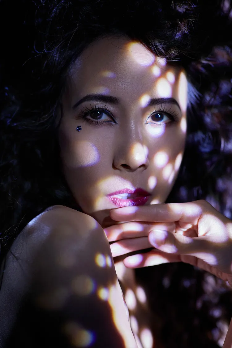 攝影師在莫文蔚的臉龐上展現月光的陰晴圓缺。地球音樂提供