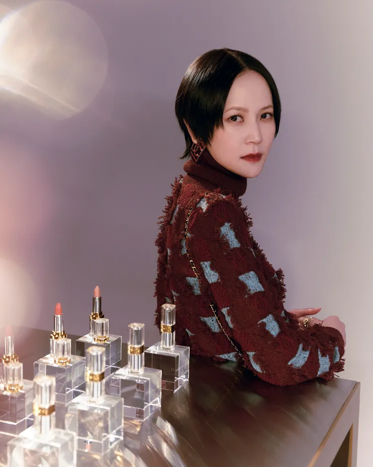 楊乃文演繹康朋街31號唇膏#10拜占庭珠寶、#11東方屏風。品牌提供