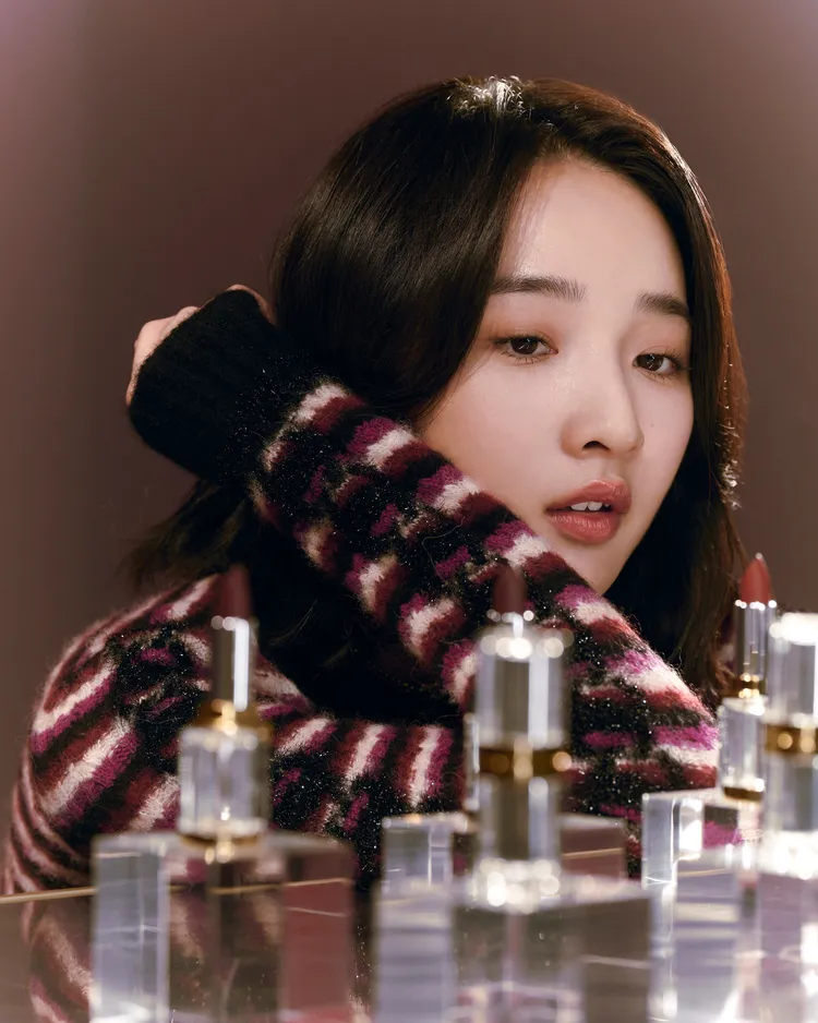 李沐示範康朋街31號唇膏#3精裝書。品牌提供