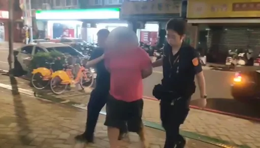 救人反被打！新北吸毒男騎車自摔送醫後失控　救護車上揮拳打消防員