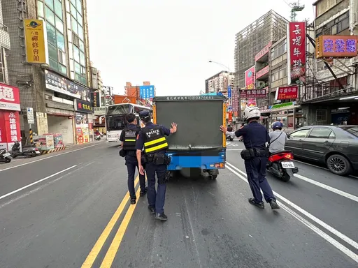 水馬龍卡路中 　暖警立即協助使交通順暢
