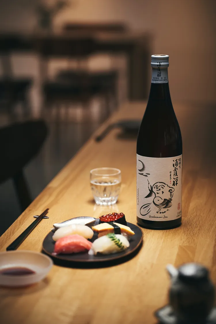 浦霞酒造的經典酒款「浦霞禪純米吟醸」榮獲2021年(21回)全米日本酒歡評會吟釀酒部門的金賞，有著蜜瓜般的優雅香氣，入口清爽口感柔軟滑順。JR東日本大飯店台北提供