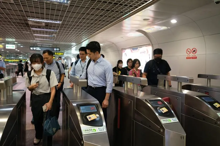 蔣萬安今刷TPASS搭北捷。北捷提供