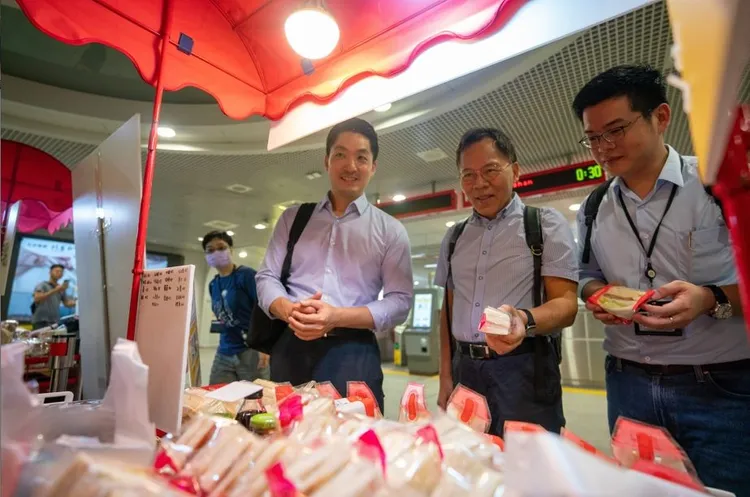 蔣萬安今搭北捷在早餐快閃攤買早餐。北捷提供