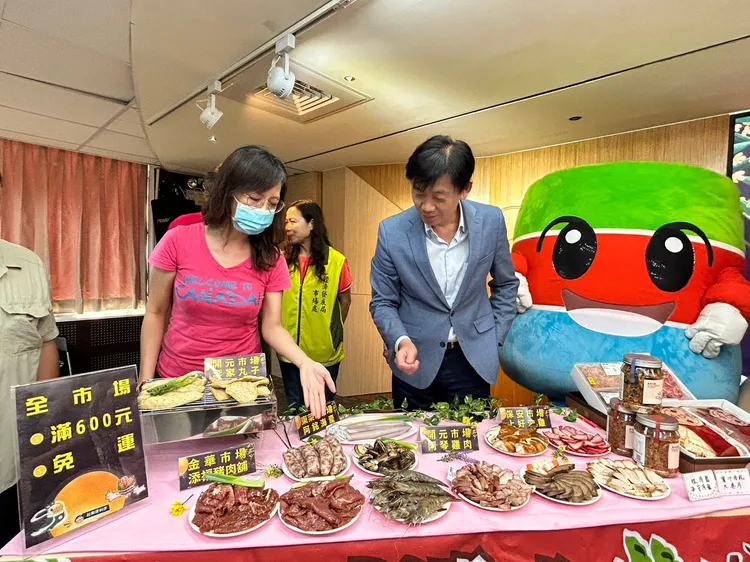 傳統市場攤商推出中秋優惠商品。市府提供