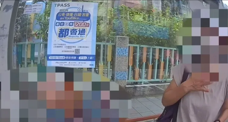 警方協助老翁返家。翻攝畫面