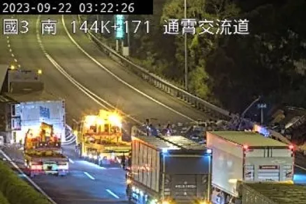 國3北2輛大貨車追撞翻覆！翻攝臉書「警廣即時報 路況報導 事故追蹤」