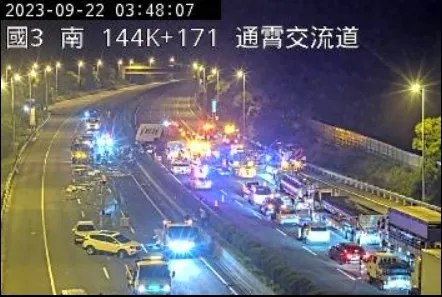 國3北上2貨車追撞翻覆!貨物滾落南向車道 車體卡在分隔島