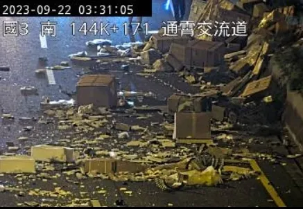 北向車道2貨車翻覆，貨物滾落南向車道。翻攝臉書「警廣即時報 路況報導 事故追蹤」