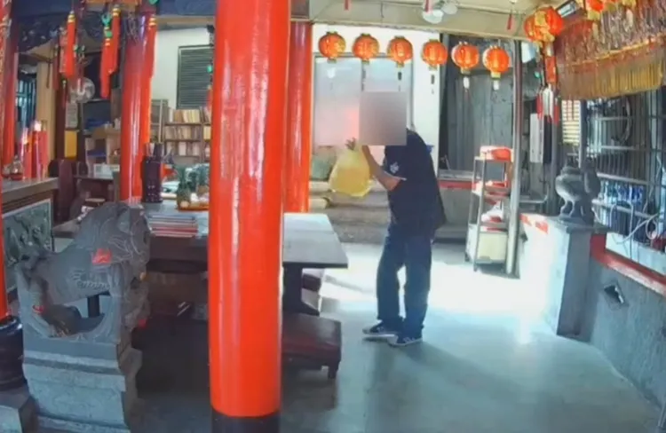 廖男偷完蛋糕再假裝膜拜。翻攝畫面