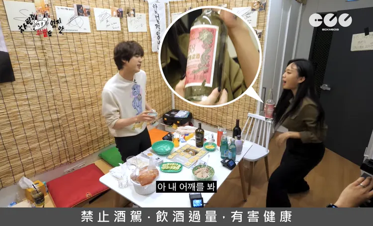 李泳知（右）之前在節目中拿出粉絲送的金門高粱，請BTS的JIN喝。彭欣偉攝