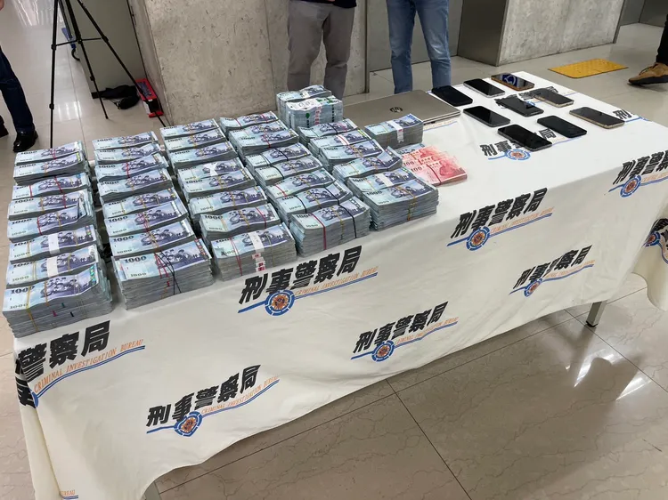 警方查獲大量現金。翻攝畫面