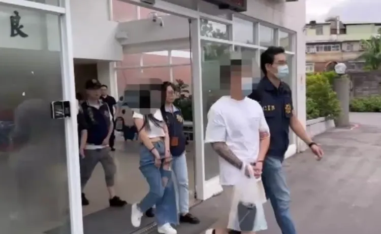 蔡男與妻子等人遭送辦。翻攝畫面