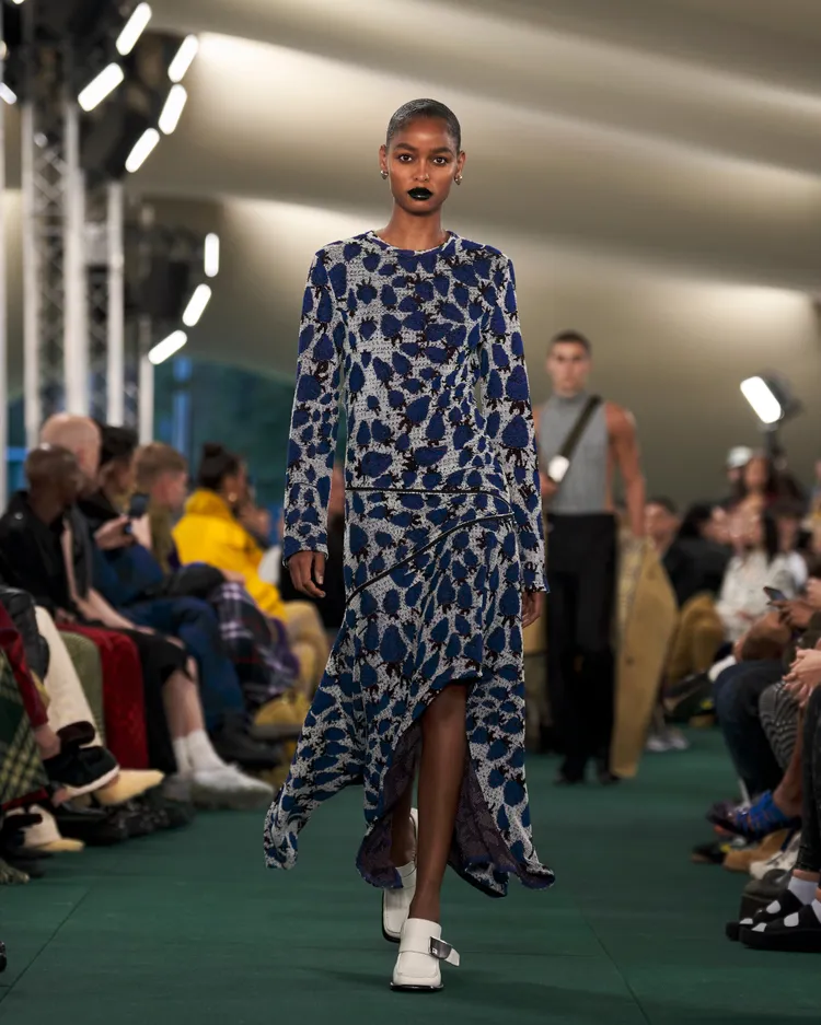 將水果圖樣轉化成印花呈現於服裝中。品牌提供