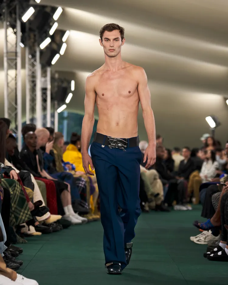 全新騎士藍顏色在長褲中出現身影。品牌提供