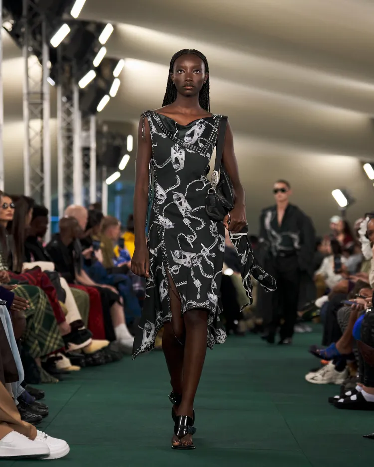 BURBERRY 2024春夏系列呈現出手繪連續性圖騰。品牌提供