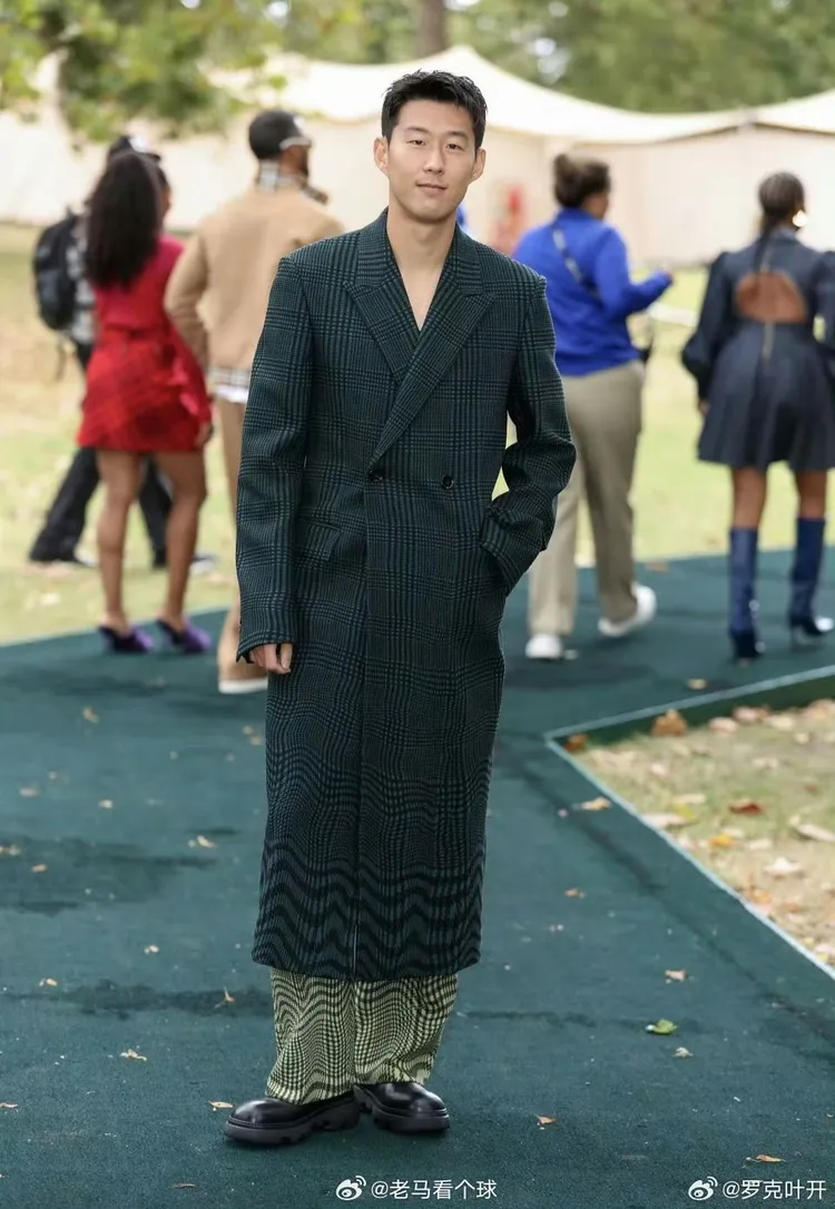 孫興愍身穿格紋長版西裝外套。翻攝微博