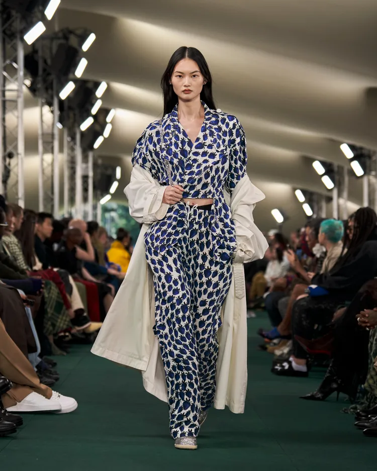 將水果圖樣轉化成印花呈現於服裝中。品牌提供