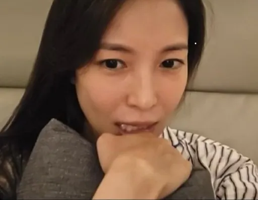 韓國女星寶兒直播視訊連線寵粉 男網友竟當眾播不雅片嚇呆她