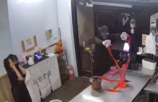 小資女開店無端遇黑衣惡煞 遭潑紅漆、丟石塊!她感嘆治安敗壞